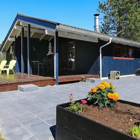 Three-bedroom Holiday In 1