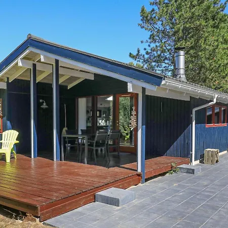 Three-bedroom Holiday In 1 Ålbæk
