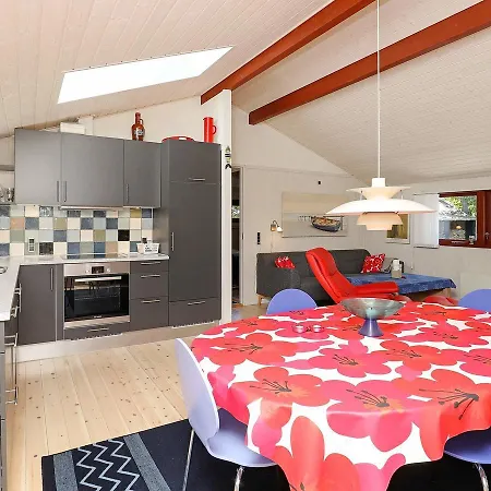 Three-bedroom Holiday In 1